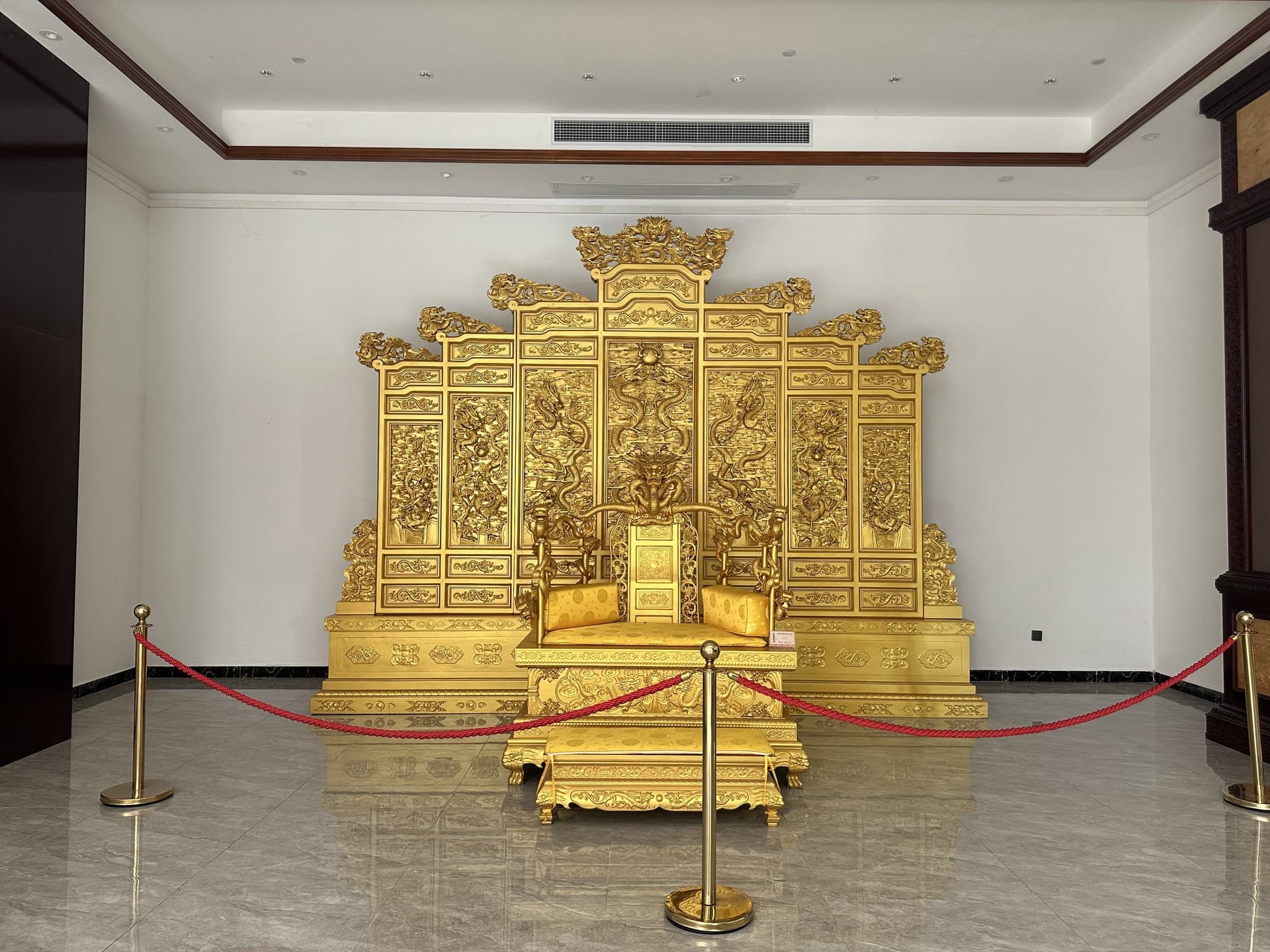缅花贴金箔九龙屏风宝座
